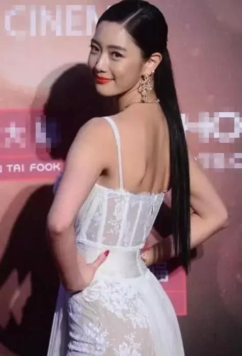 蕾丝穿出“妖气”的李成敏，聚财商务天成看了一眼难忘!