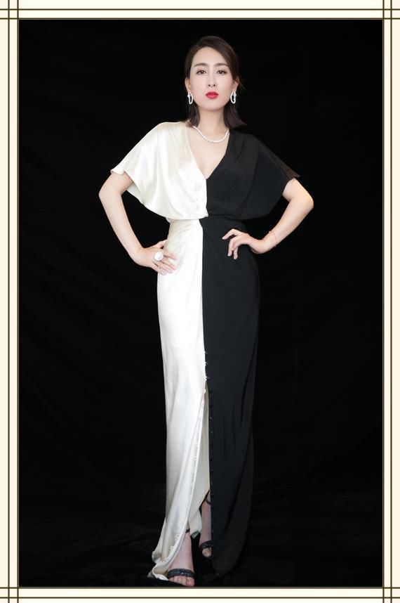 马苏不安分啦！扣子“七扭八歪”来装嫩，网友：一把年纪看着掉价