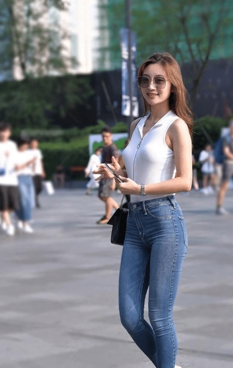  想要穿上：小姐姐长得很淑女，穿得却很艳丽，这裤子的线条很好啊