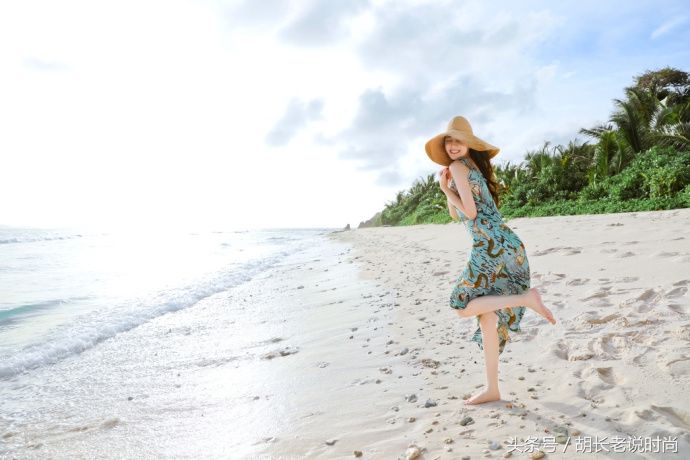 迪丽热巴 晒旅行美照，网友:大妈的碎花裙被她穿出了时尚感