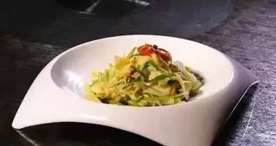  沥干油分■八道新派粤菜，用料广泛、手艺精湛