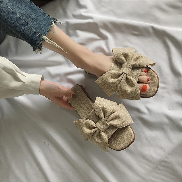 去年的凉鞋别穿了，今年流行“女凉拖鞋”，养脚还漂亮女人味十足