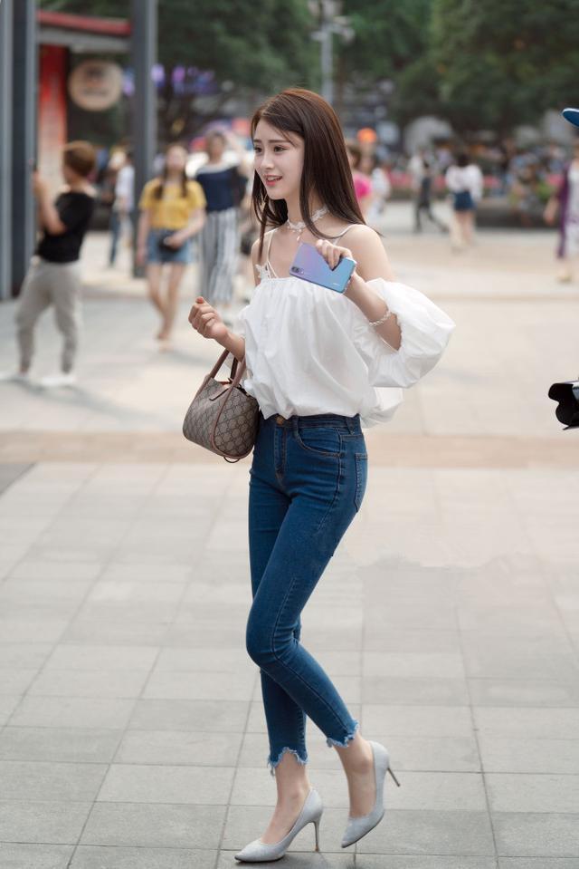 轻熟姐姐漏肩装搭配紧身裤勾勒饱满臀线，窈窕的身姿女人味儿十足