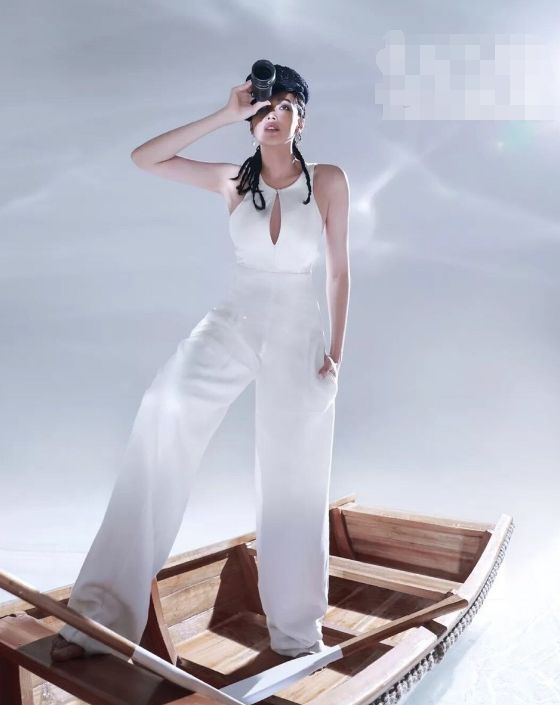 舒淇太厉害了！仅穿了一块绸缎就现身活动，网友：身材好就是任性