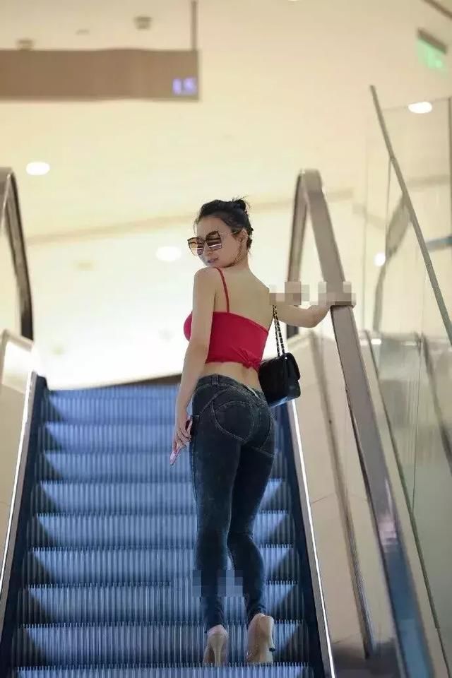 红色吊带露脐装搭配紧身牛仔裤，精致锁骨楚楚动人