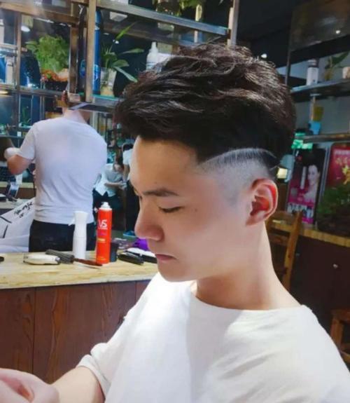 头发又粗又硬又多，两边还炸，什么发型合适？