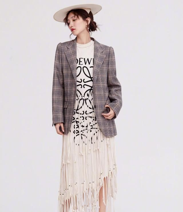 江疏影简直了，能把长筒靴穿成长筒袜，这双腿我们羡慕不来！