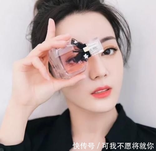  『网上』迪丽热巴“婚纱照”在网上一夜爆火，当看到她被搂在怀里时，我露出了姨母笑