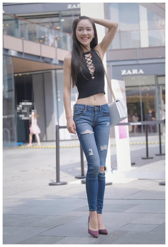 街拍:活泼的牛仔裤小姐姐,一双紫色高跟鞋,贵族气息十足!