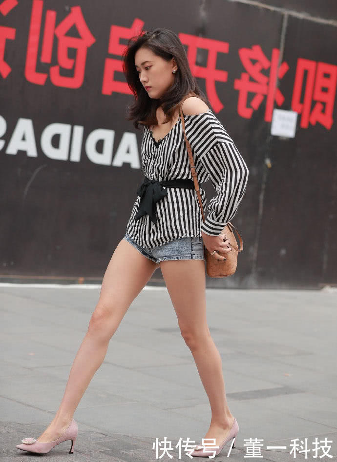 街拍:这双美腿绝了,比白萝卜还白,给我条腿就够了!