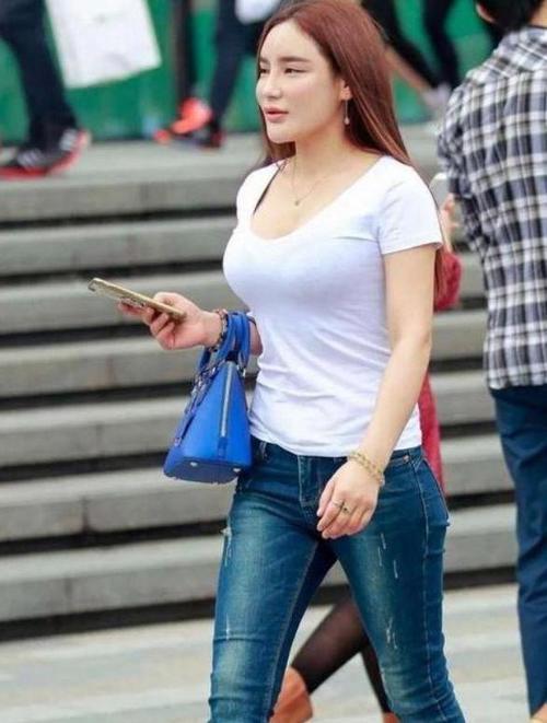 路人街拍，美女穿着清凉又舒适，身材丰满，气质婉约迷人！