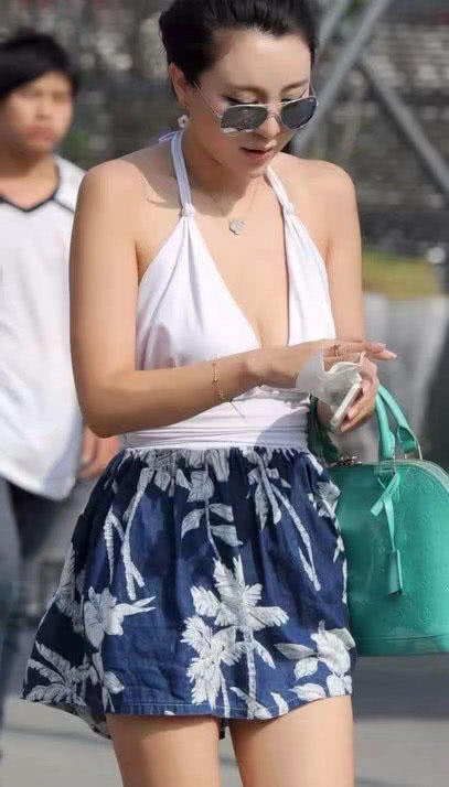 性感少妇白色吊带尽显事业线，前凸后翘的身形一览无余