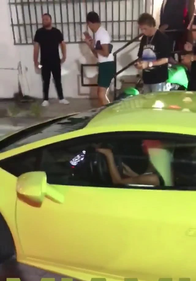 卡戴珊换豪车只为配合新染的头发,是贫穷限制了我的想象