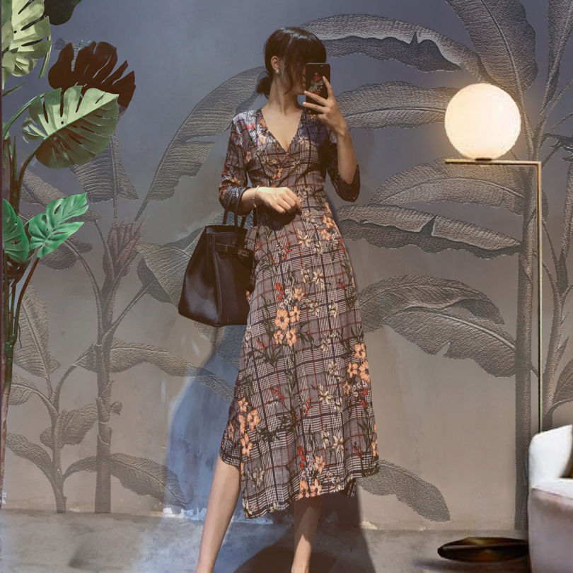 女人尽量不要毛衣配打底裤,漂亮女人都穿连衣裙,时髦