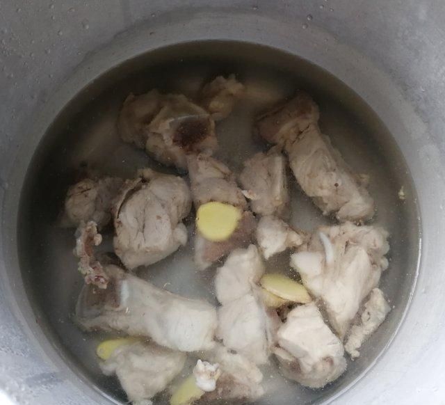  [鲜香]骨头萝卜粉丝汤，鲜香入味，令人大快朵颐