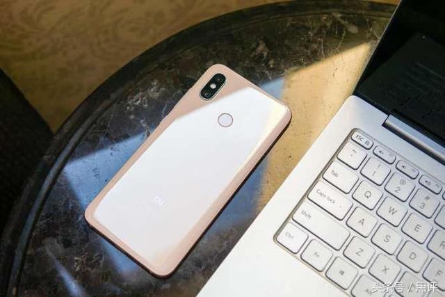 雷军再现黑技术,小米8很吓人,华为荣耀10太尴尬