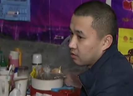 外卖员竟闯红灯924次,罚款十几万,网友:养肥的