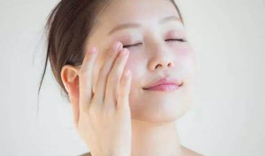 睡前用维生素e擦脸可以美白!但很多女人在乱用，难怪皮肤不好!