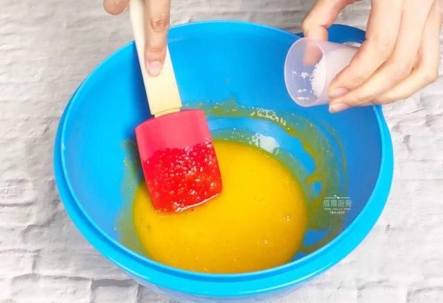 『面粉』一碗小麦面粉,好多个生鸡蛋,就能拿下这道超可爱的小甜点,膨松绵软还带夹心巧克力超好吃!