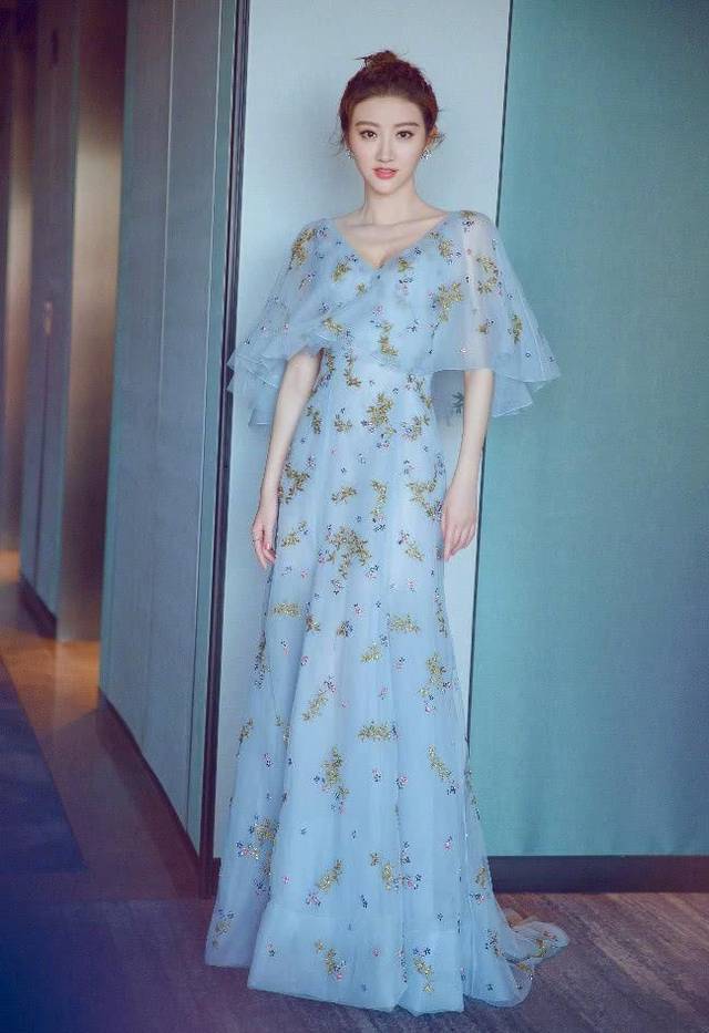 景甜穿衣变保守了？吊带裙搭长裤腿都不秀了，恋爱的女人就是不一