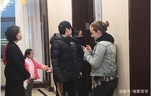 周迅离婚后出柜21岁女孩？网友：相差23岁逗我呢，这是谁家的水军