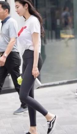 白色短袖与灰色打底裤之间的搭配,轻松展现了她优雅迷人的自信