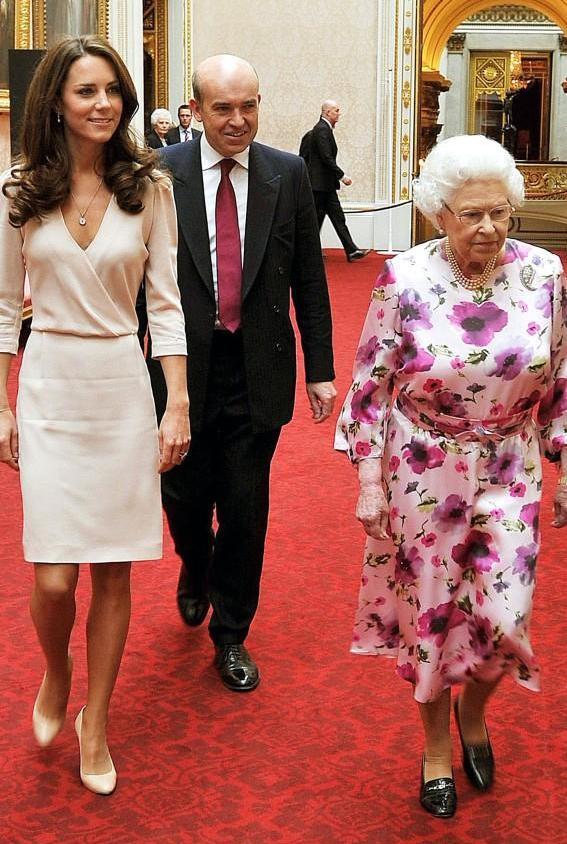 两个王妃的裙子不一样: 梅根王妃的过膝裙, 凯特王妃的露膝裙