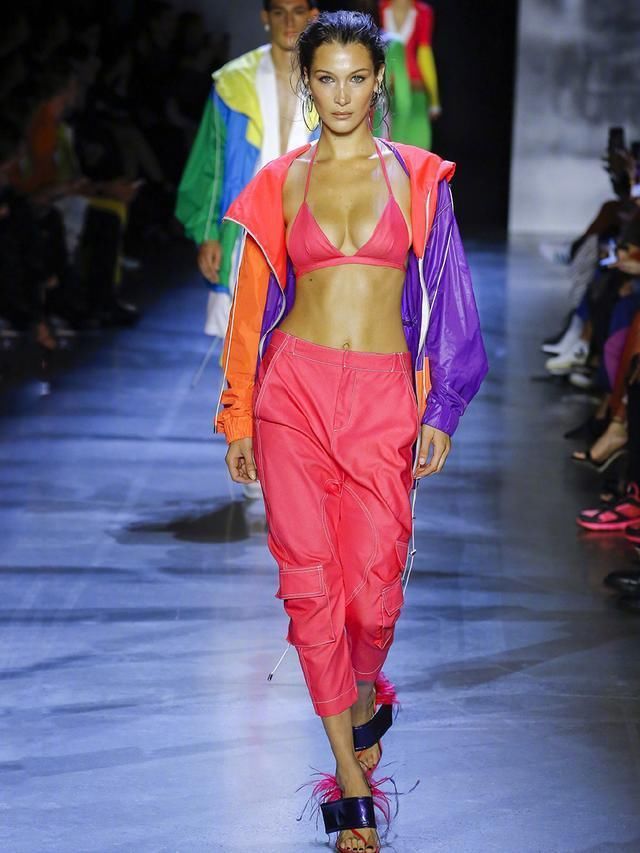 Gigi时装周走秀，同台妹妹显差距，难怪大秀接到手软!