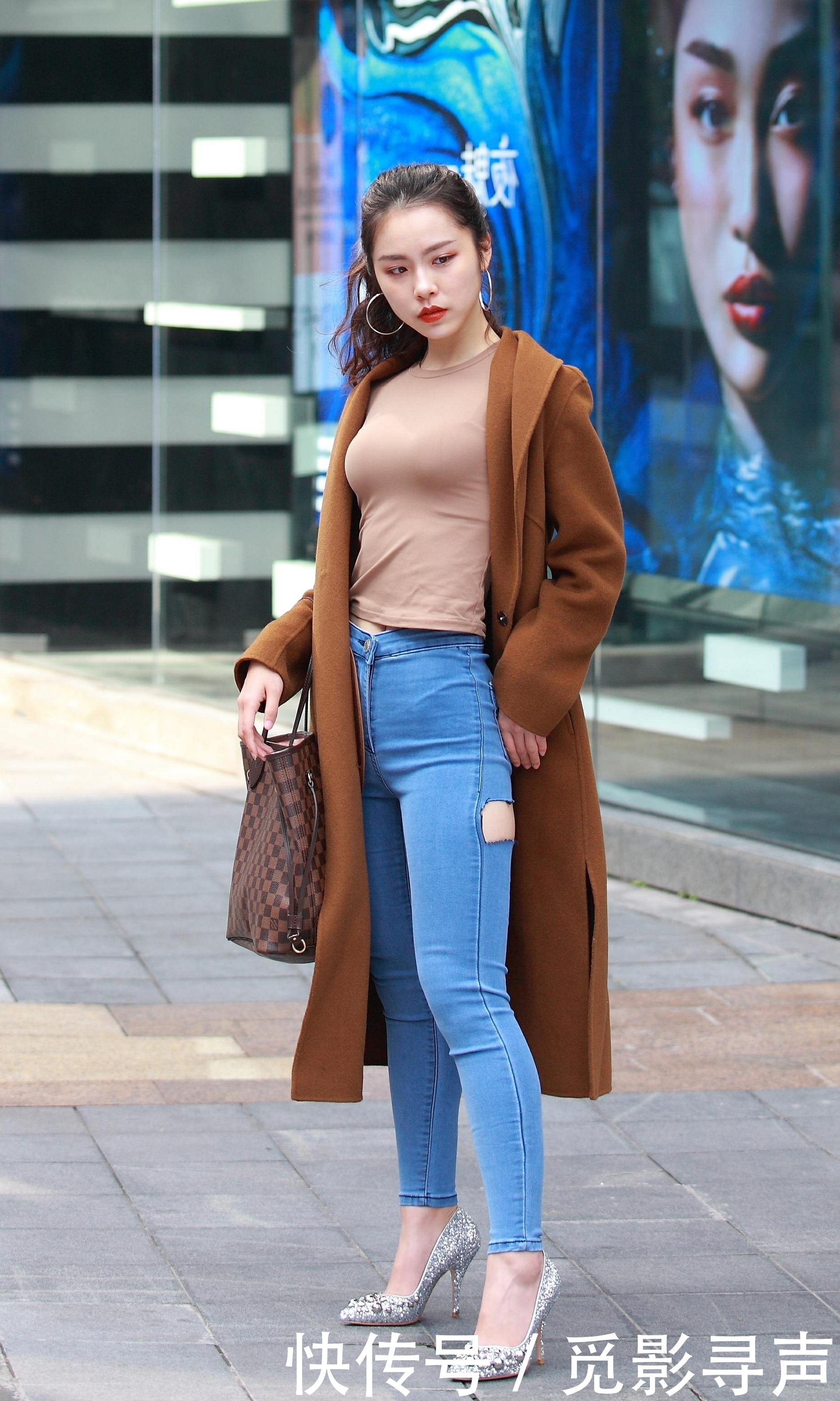 街拍：气质小姐姐破洞紧身牛仔裤凹凸有致，就是摆拍的时候表情太