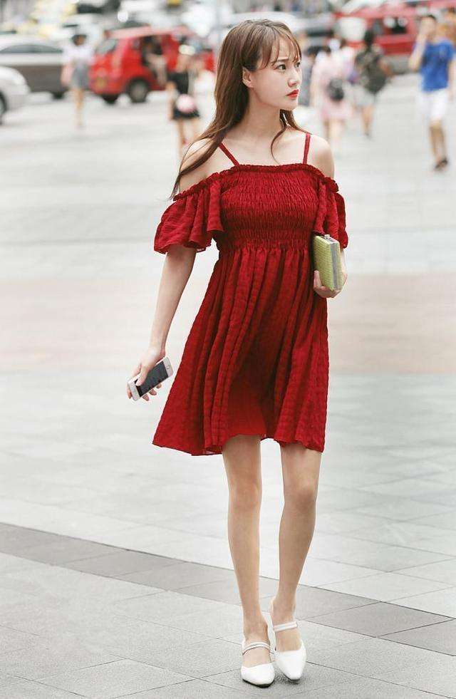 街拍: 微胖的吊带裙美女, 小心机十足!