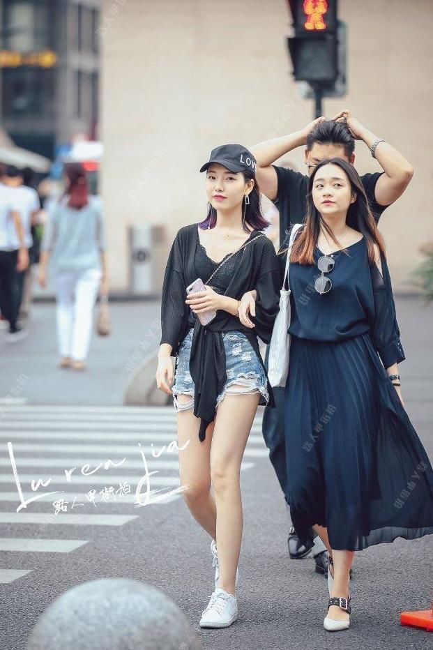 街拍: 清新大气的连衣裙, 高腰腰线下半身比例逆天