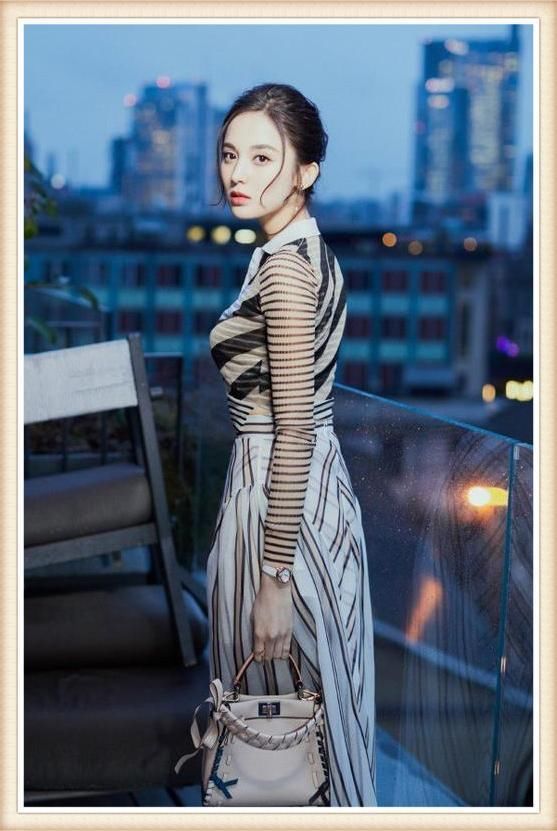 当86斤张韶涵和100斤娜扎同穿一件衣，网友：女人真不是越瘦越美