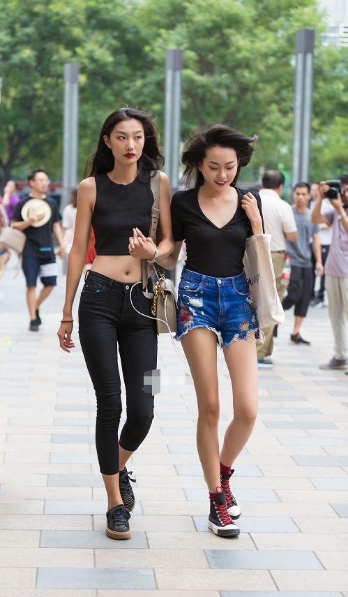 街拍：穿衣越来越没有底线了？图五热裤短到极致，图六直接不穿！