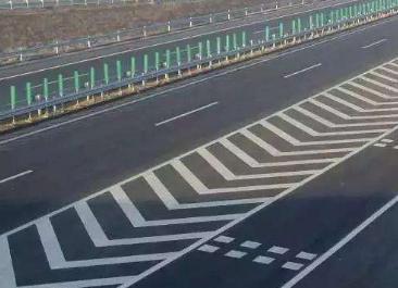 在高速上行车，碰到这4种标线一定要当心，交警：第四种12分扣完