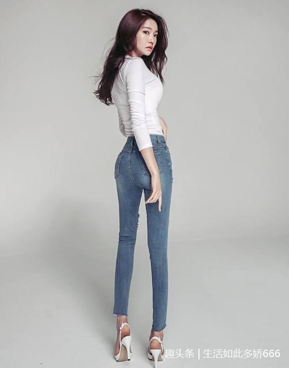 穿紧身打底裤小姐姐：曼妙妩媚的美女，十分抢眼！