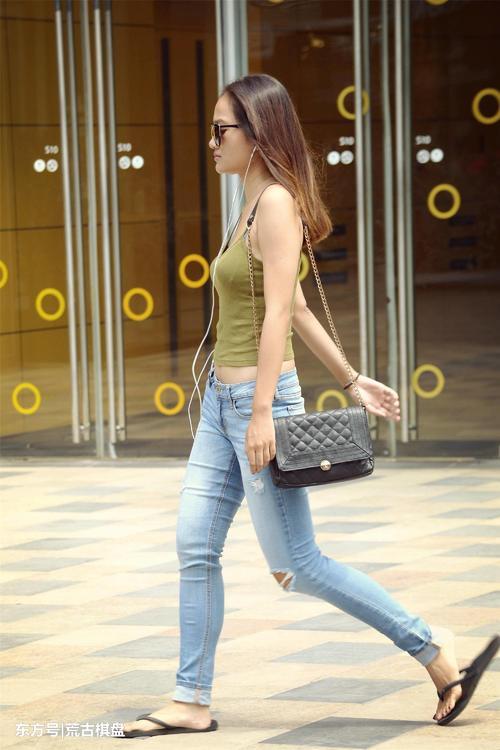 街拍：邻家女孩穿了一条紧身牛仔裤，休闲味道十足，又很显身材