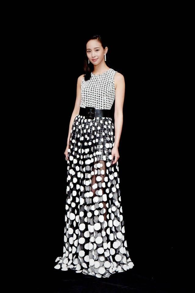 张钧甯不穿紧身裙，还真不知道她胯那么宽，网友：脸好看就行了