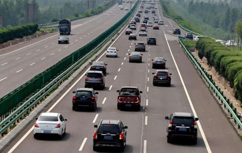 高速上“最欠揍”的行为，部分地区已着手整治，终于能安心开车了