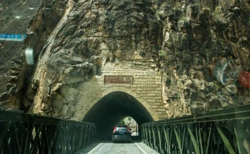 唯一一座不准拍照的大桥，24小时派军守护，为建桥牺牲一个排！