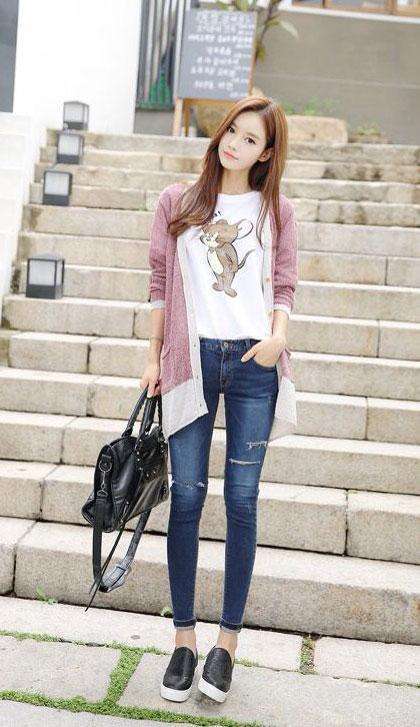 街拍：极致高腰的牛仔小短裤，凸显女性的曲线美与大长腿