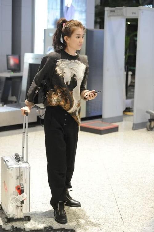 乔欣还真是潮流！露脐T恤配高腰牛仔裤，大长腿太惊艳了吧？