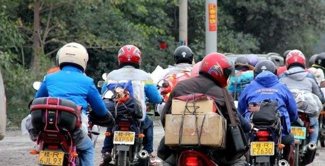 明年农村实行新政策，有三种车都不能出行，那农民该怎么出门呢