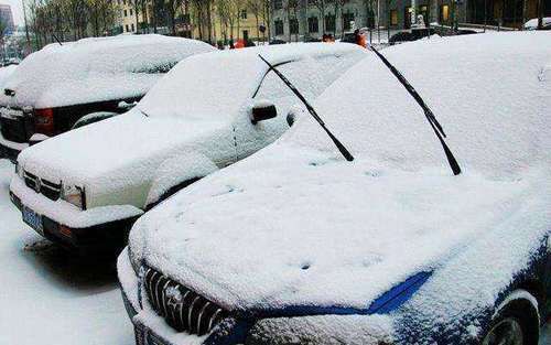  维修工■为什么下雪时要把雨刮器立起来？维修工：不然就得修车