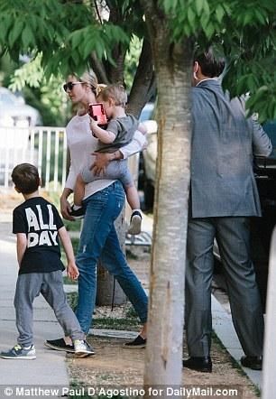 伊万卡特朗普实力秀身材 陪儿子换开叉长裙穿牛仔裤长腿抢镜