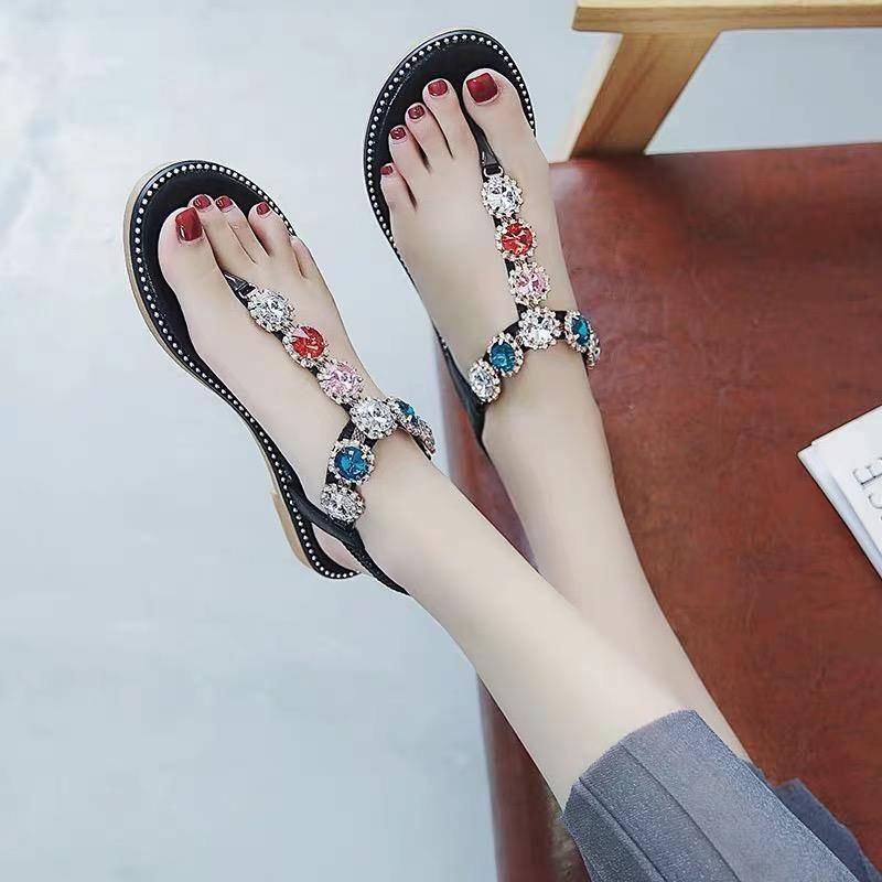  气质|6款不同风格凉鞋，凸显腿长修饰脚型，演绎你的足尖时尚