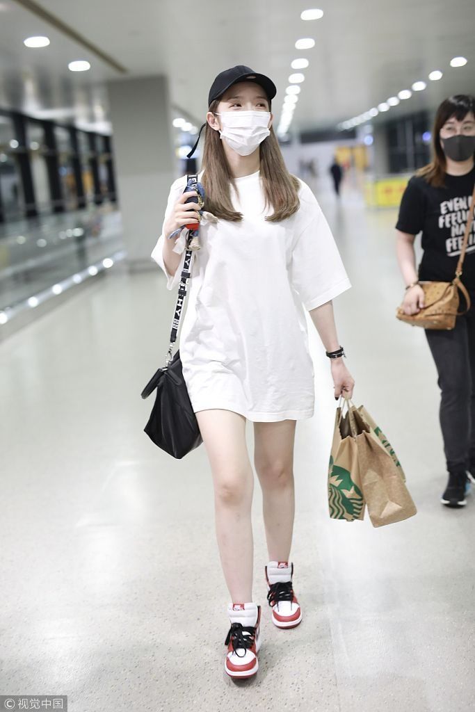 “火箭少女”孟美岐玩下衣失踪秀美腿 戴口罩笑眼弯弯甜美可爱