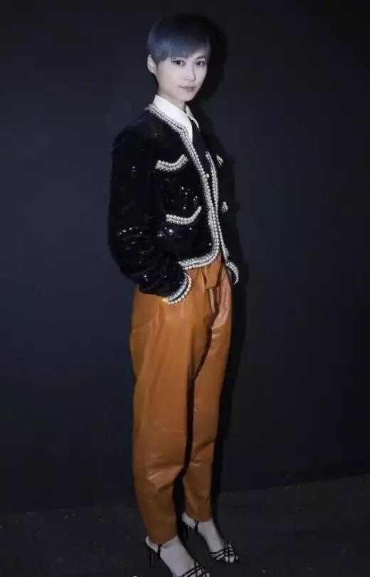 李宇春过分了哈！这种裤子都敢穿，网友：确定是腿精本人了