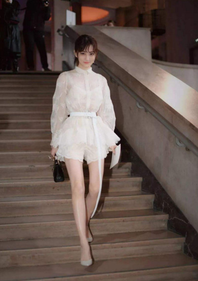 徐璐终于穿对了!逆天长腿白到发光,网友:她长得好像我初恋!