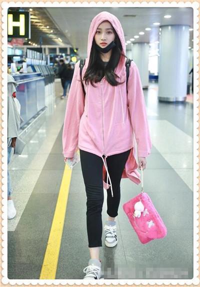 关晓彤好不容易扮回嫩少女，不料撞上古力娜扎，还是满满的大妈味