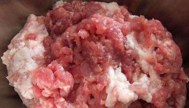 「将花椒和生姜」包肉馅饺子时,牢记两点窍门,包出的饺子更鲜更嫩,咬一口忘不掉
